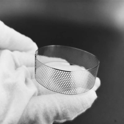 Incissione fotochimica di rete microforata con materiali personalizzati